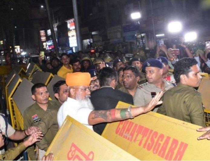 एसपी-टीआई को धमकी देने वाले करणी सेना के अध्यक्ष ने दी गिरफ्तारी, थाने के बाहर समर्थकों की पुलिस के खिलाफ नारेबाजी